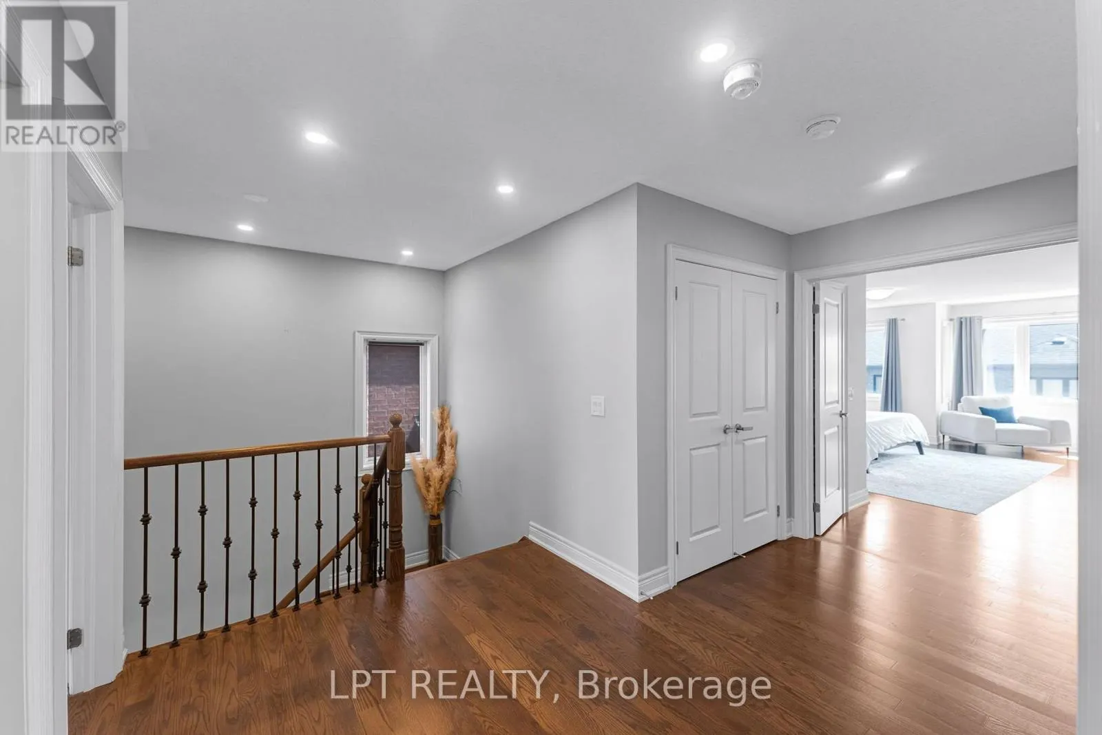 33 MONDIAL CRESCENT