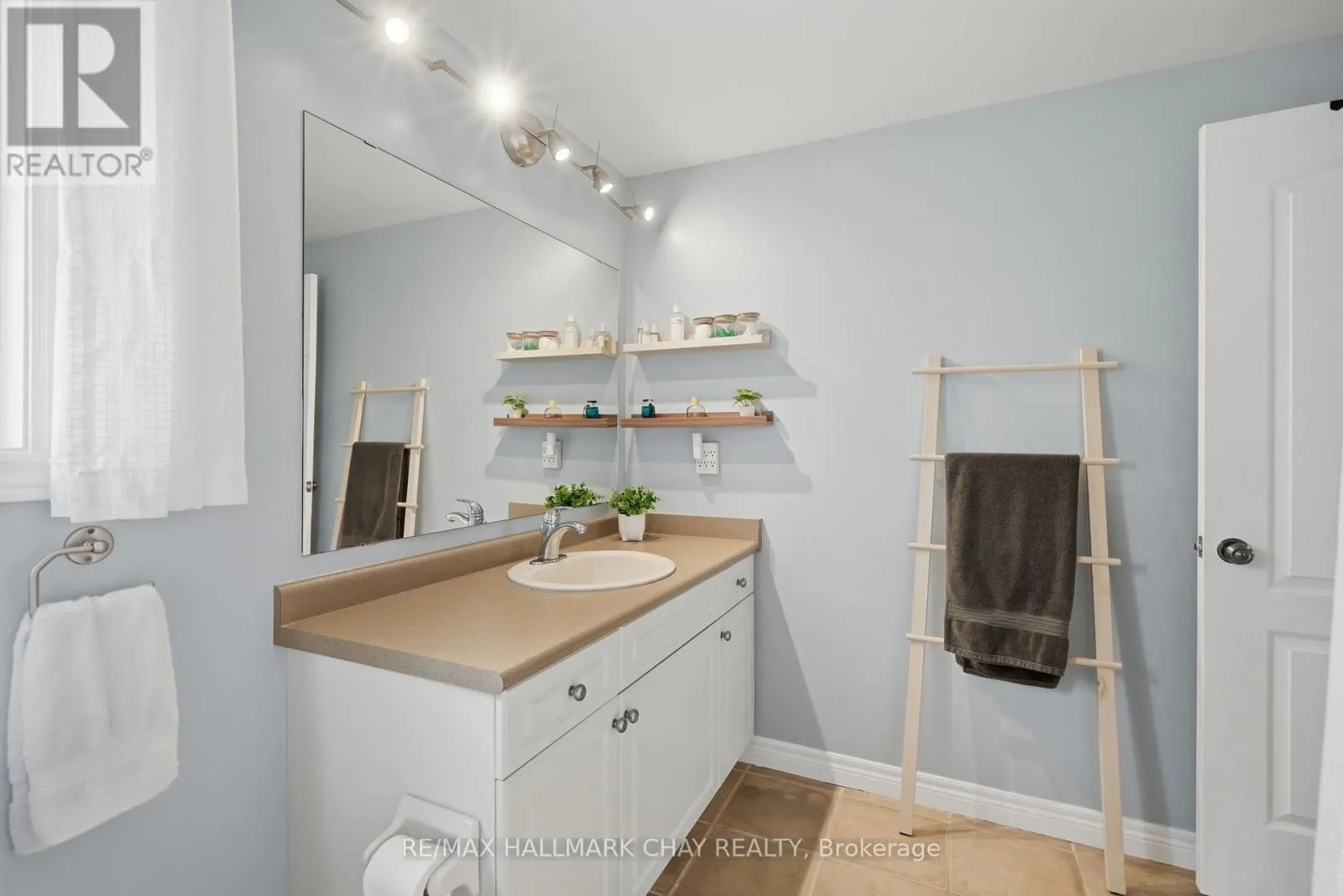 17 ARMEDA CLOW CRESCENT