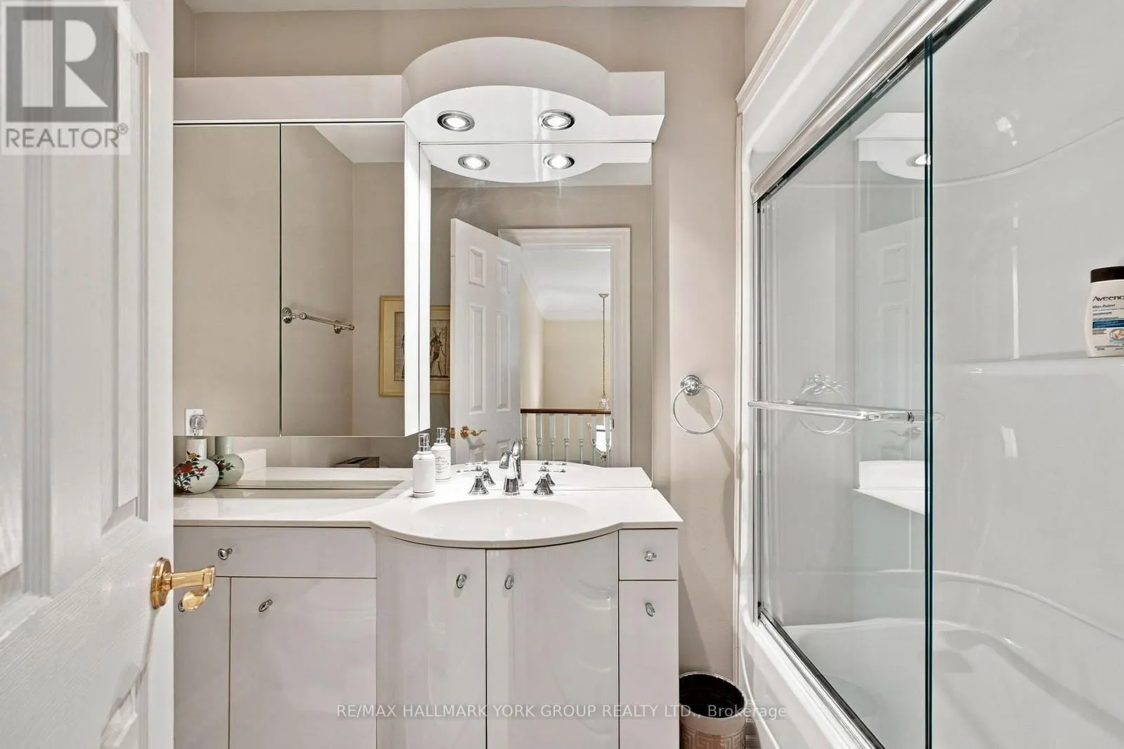 422 FALCONWOOD HOLLOW