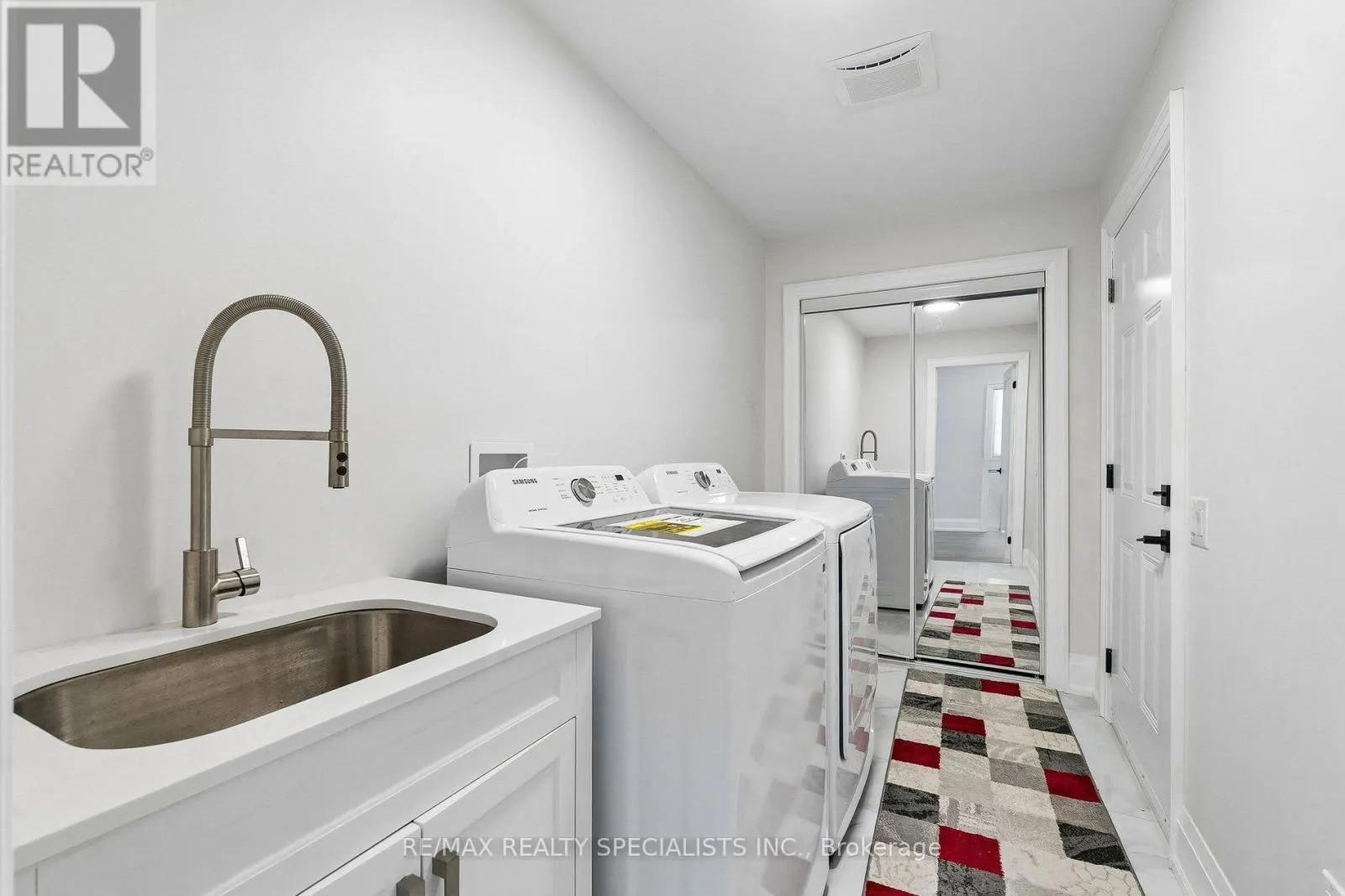 44 ALBERT STREET W