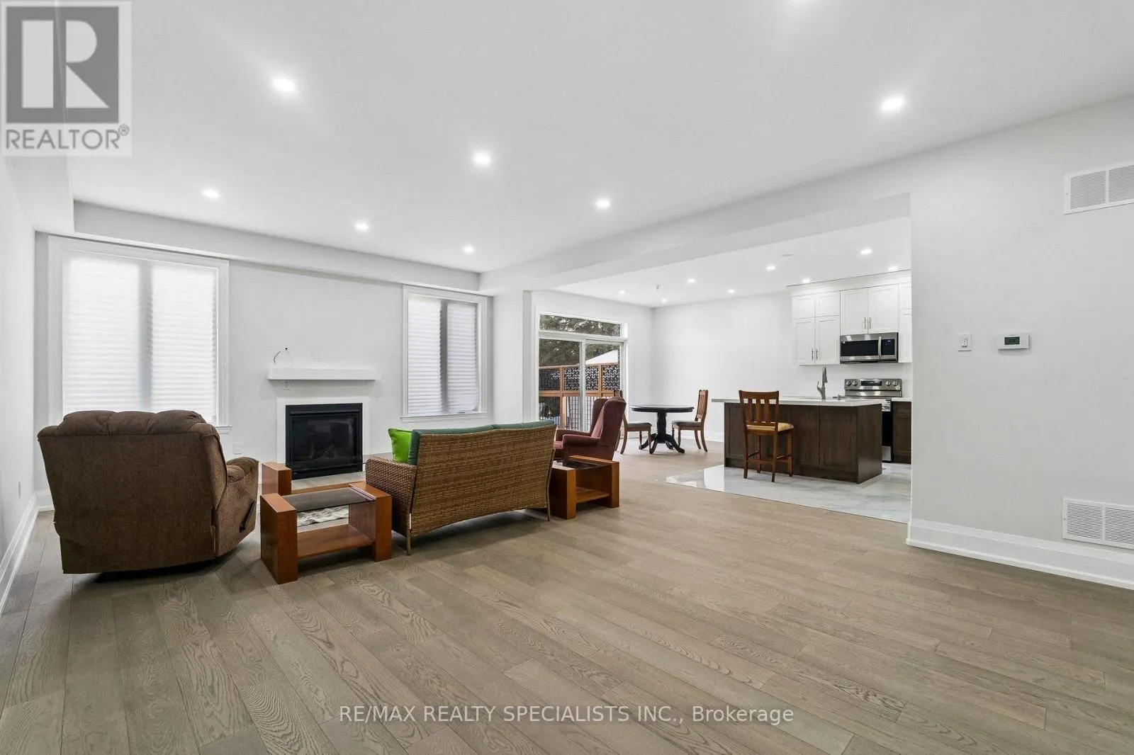 44 ALBERT STREET W