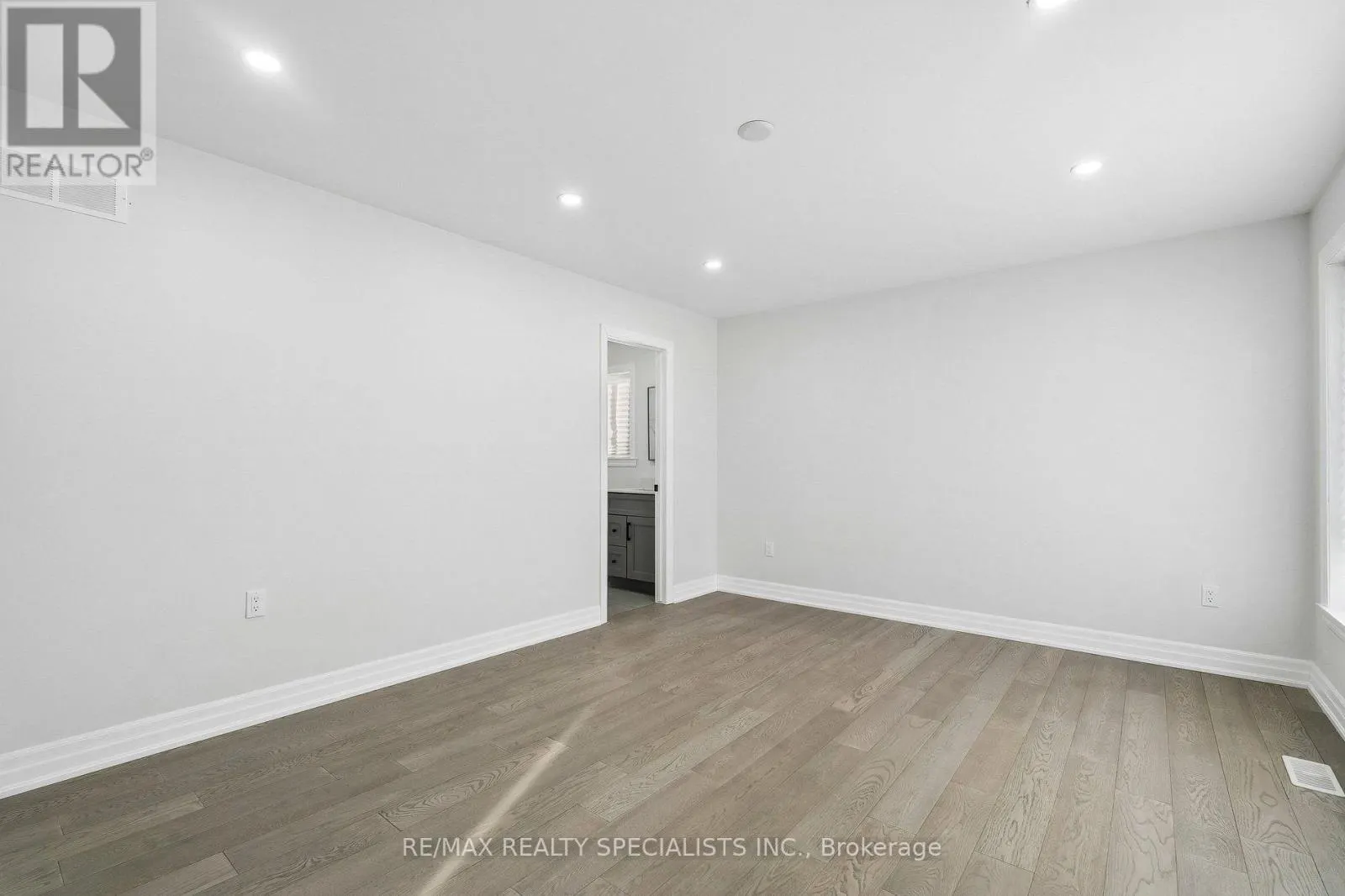 44 ALBERT STREET W