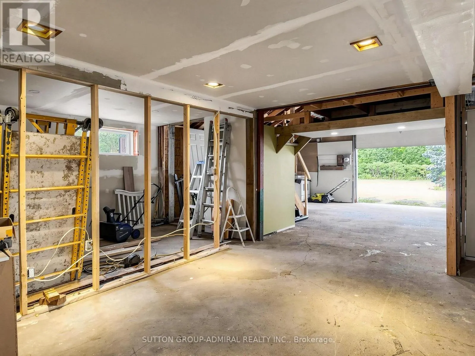 4631 AURORA ROAD