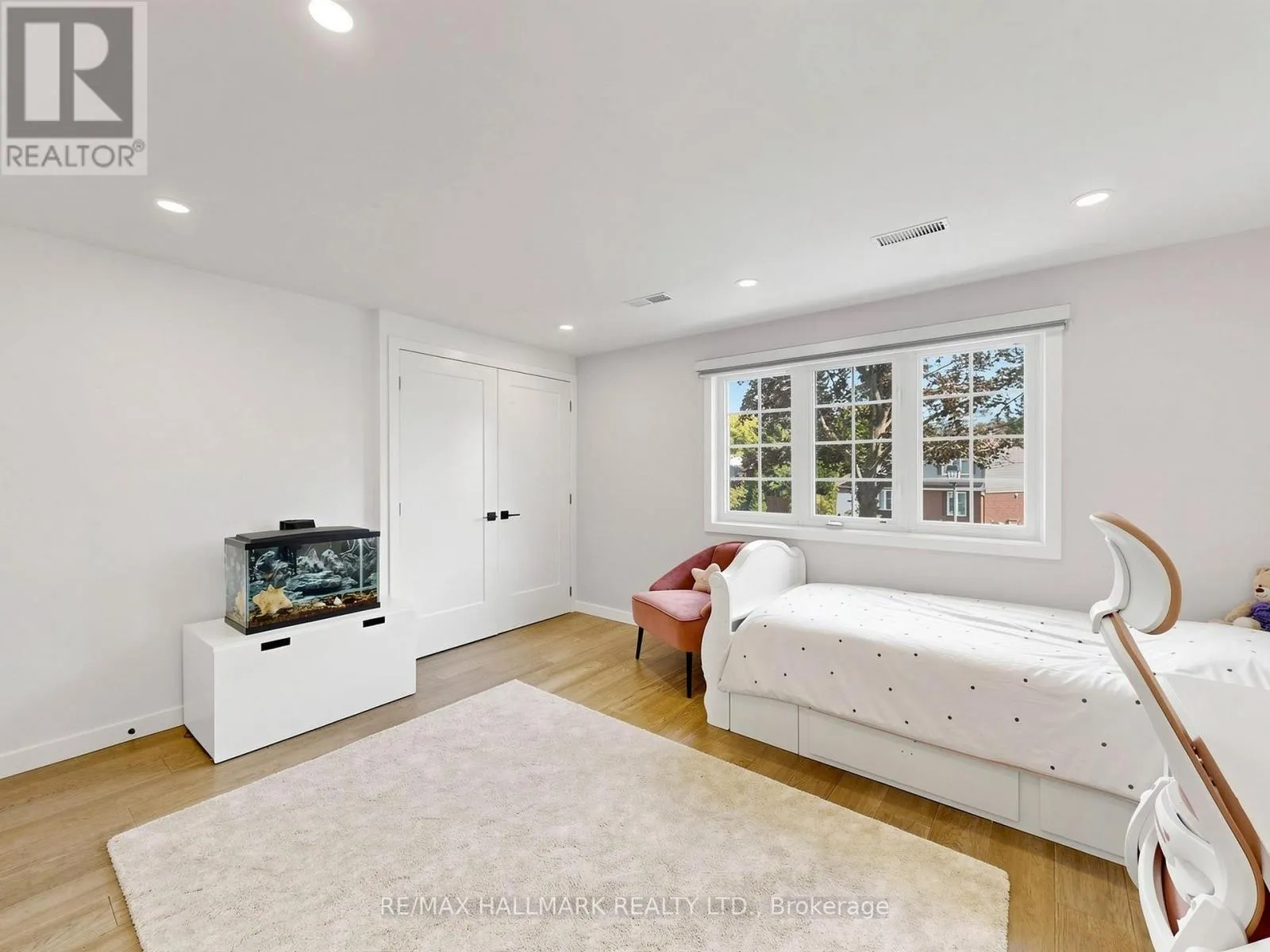 400 HANDLEY CRESCENT