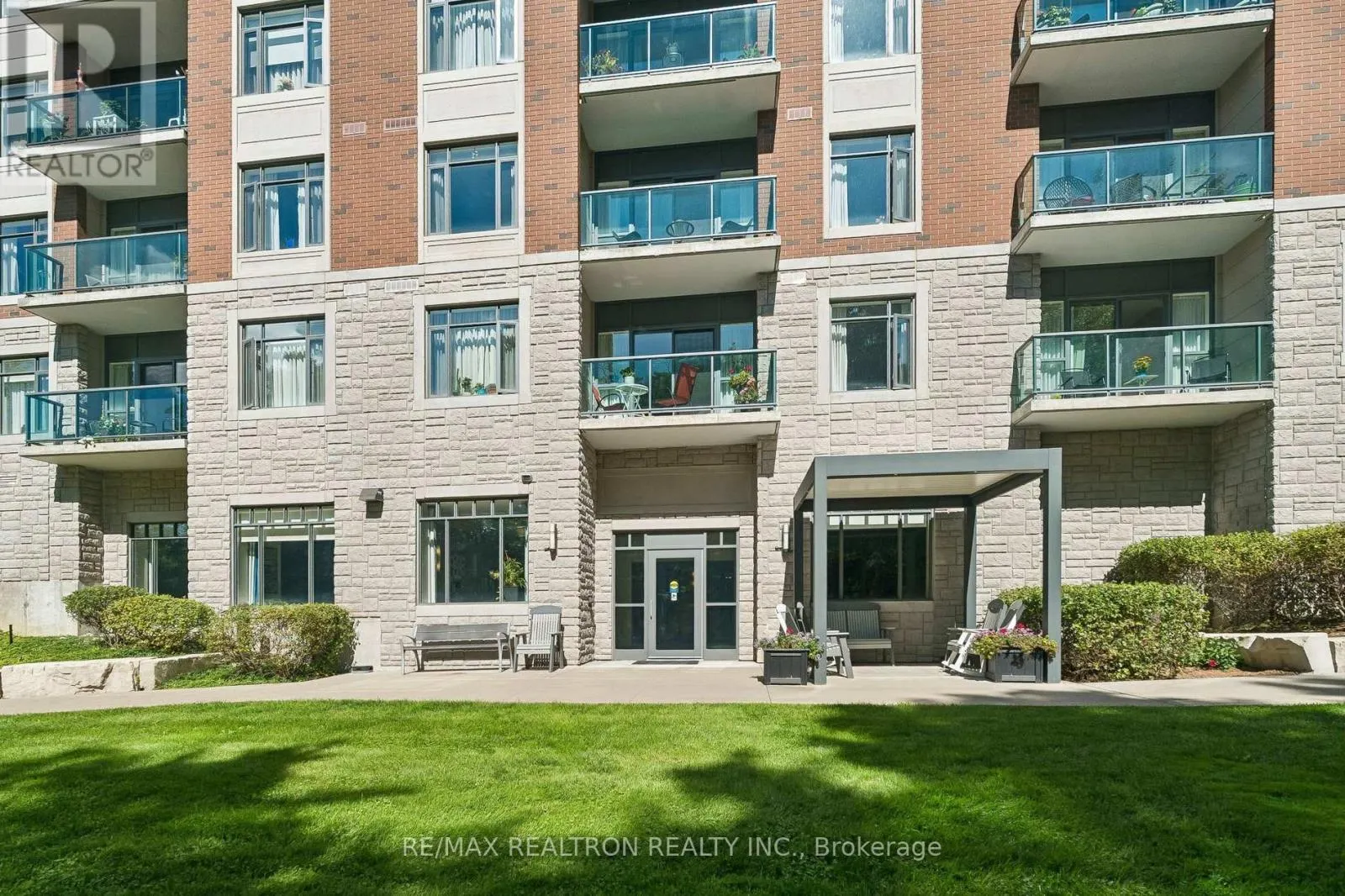 208 - 400 WILLIAM GRAHAM DRIVE