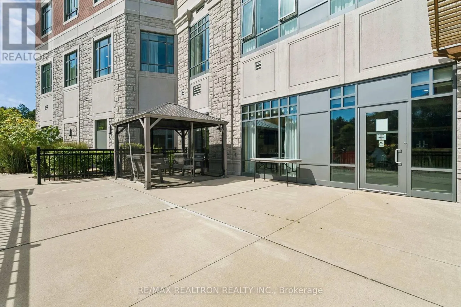 208 - 400 WILLIAM GRAHAM DRIVE