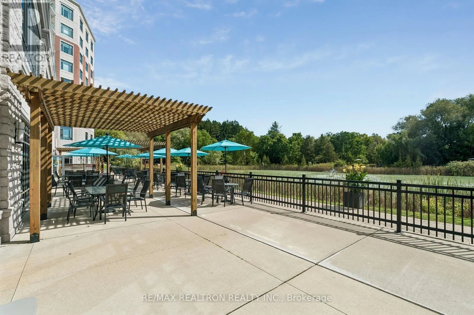 208 - 400 WILLIAM GRAHAM DRIVE