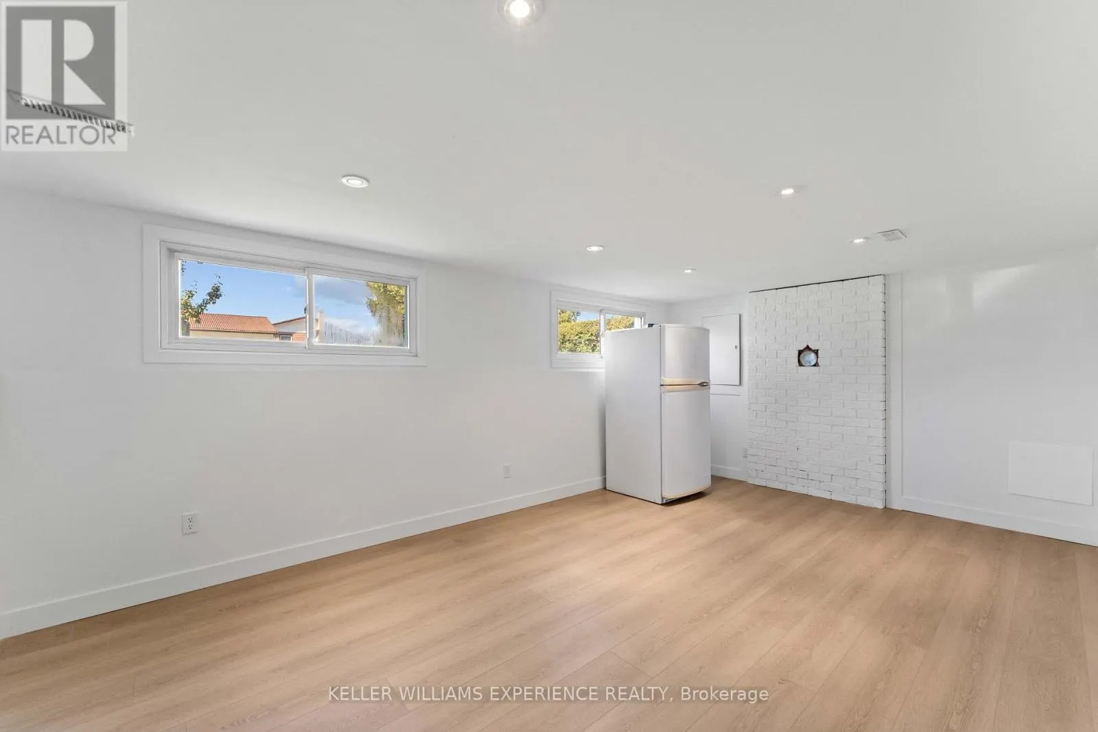 21 ASHBURTON CRESCENT