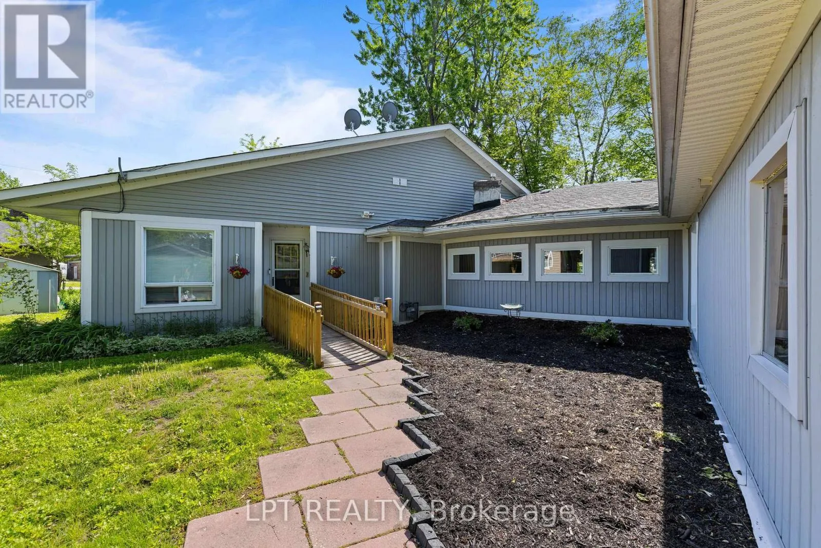 204 THE QUEENSWAY S