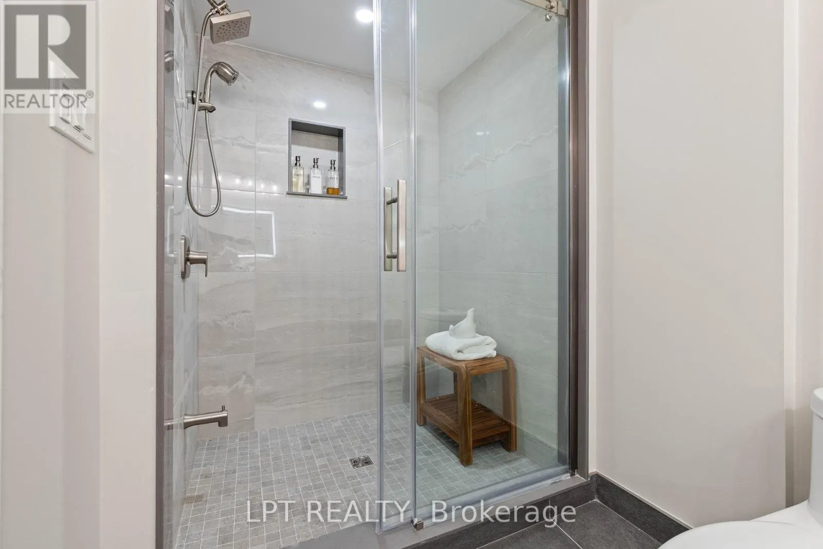 204 THE QUEENSWAY S