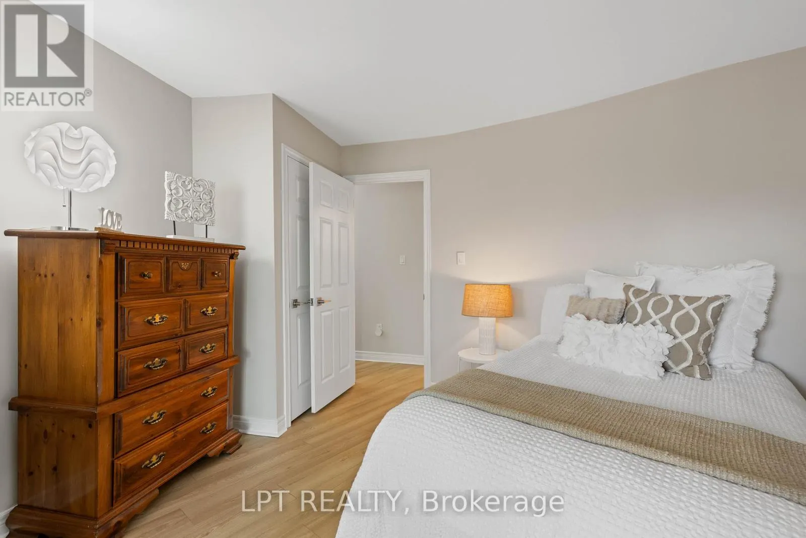 204 THE QUEENSWAY S