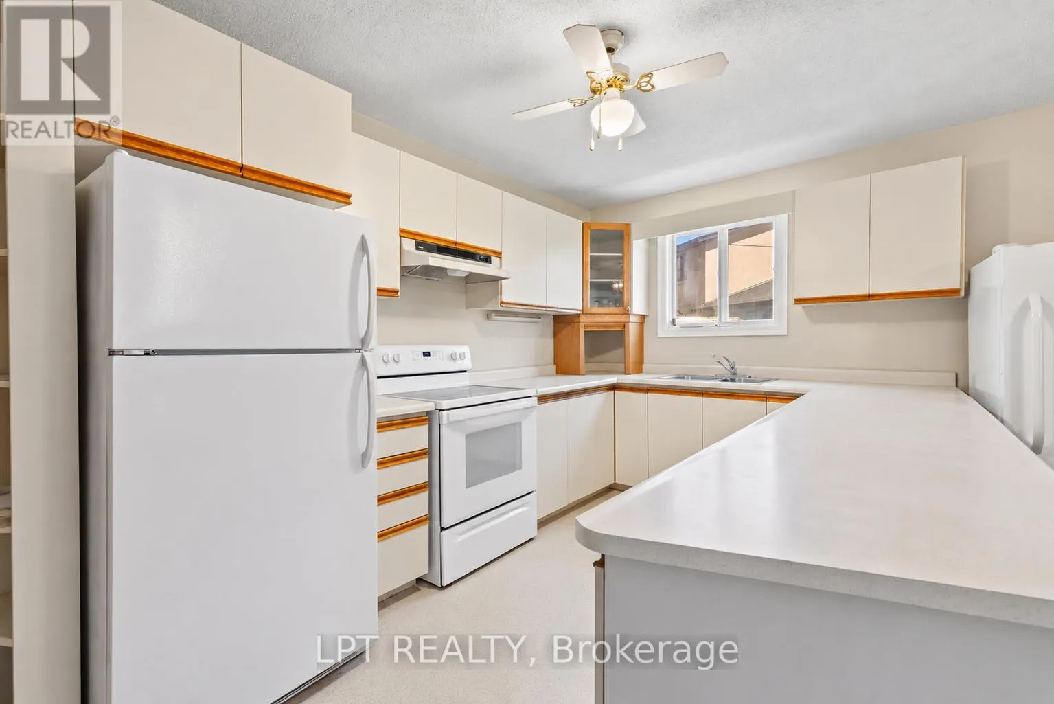 204 THE QUEENSWAY S