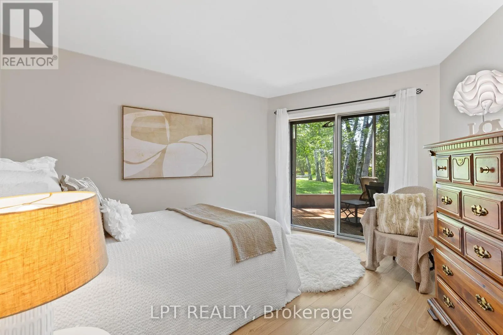 204 THE QUEENSWAY S