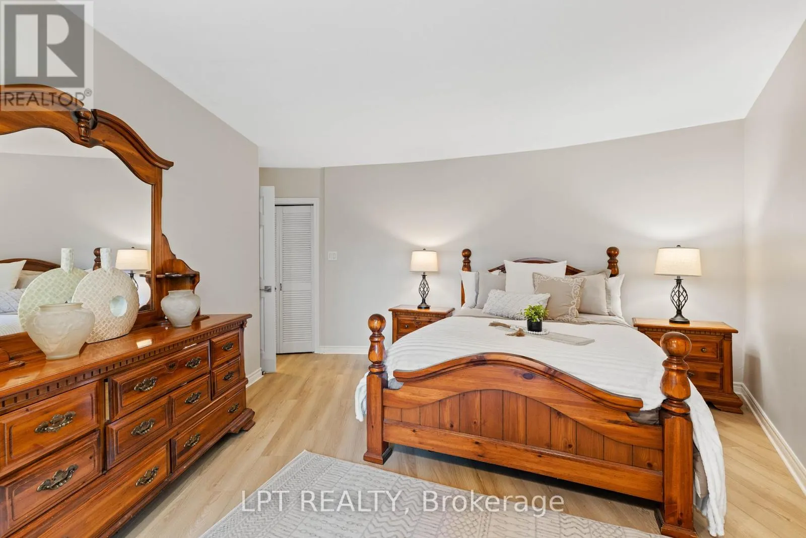 204 THE QUEENSWAY S