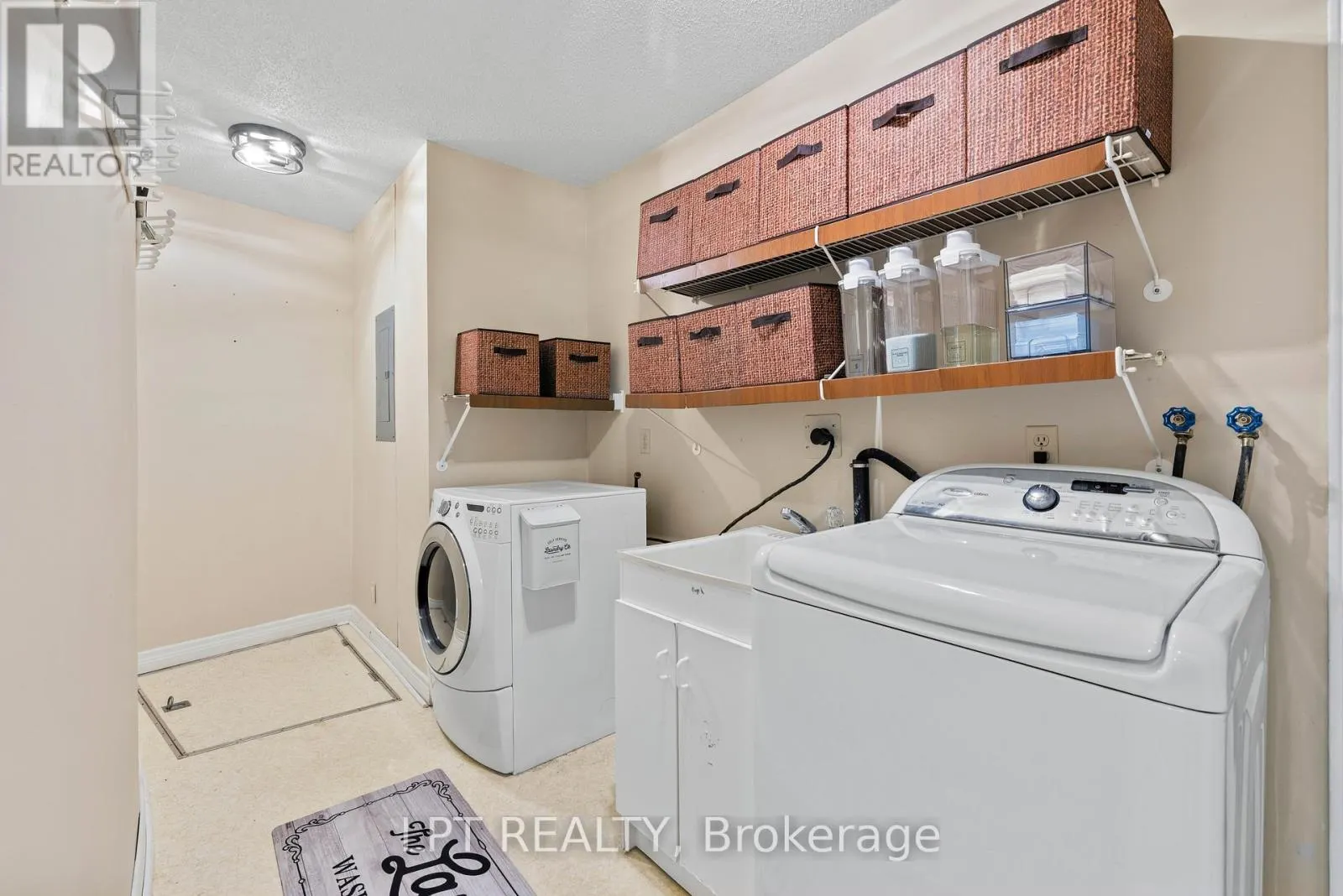 204 THE QUEENSWAY S