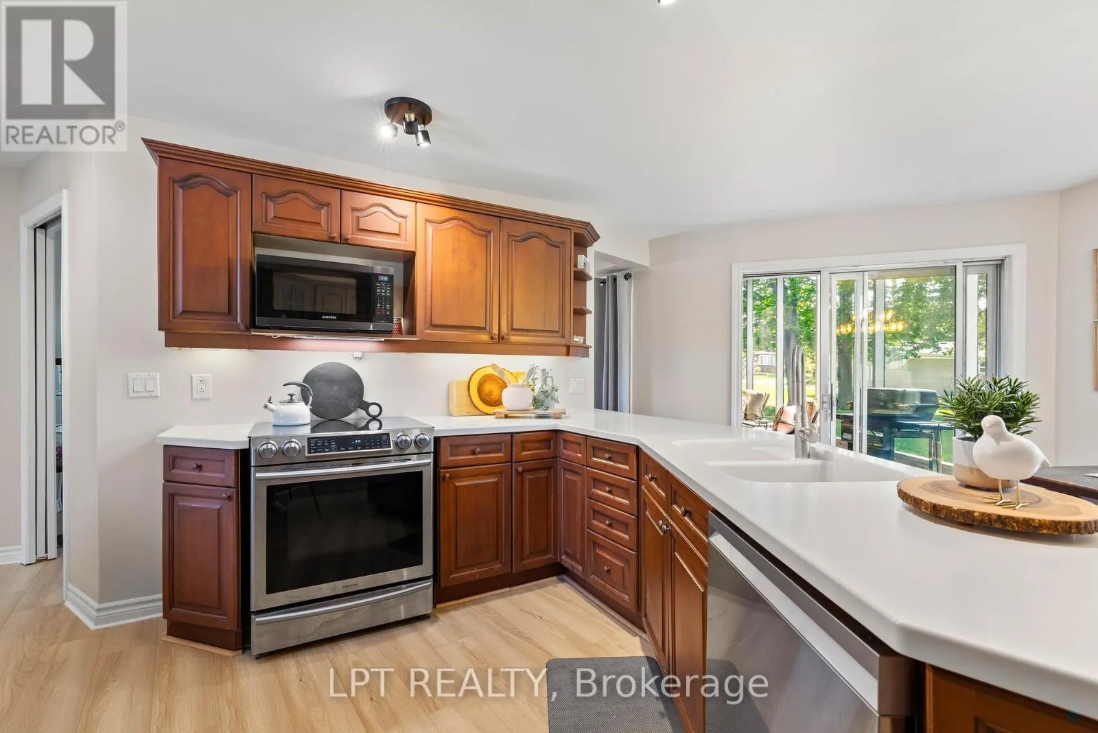 204 THE QUEENSWAY S