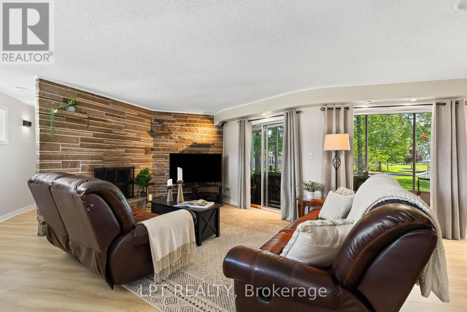204 THE QUEENSWAY S