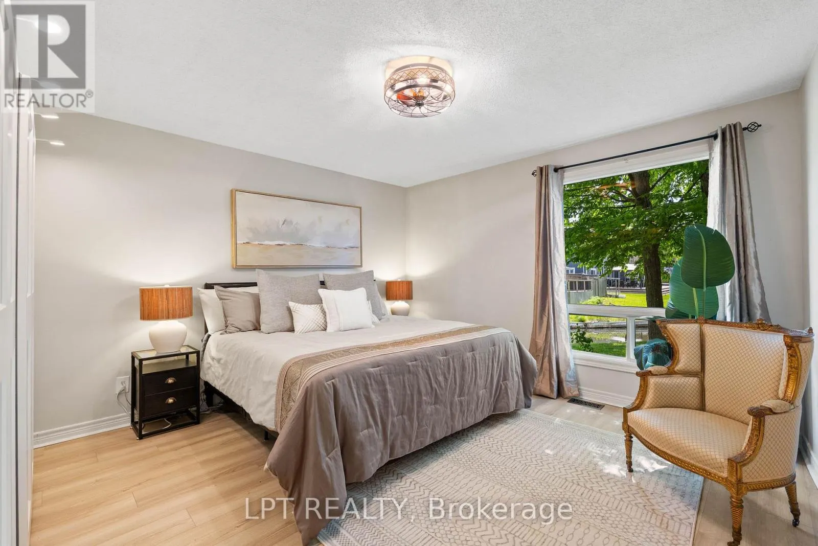 204 THE QUEENSWAY S