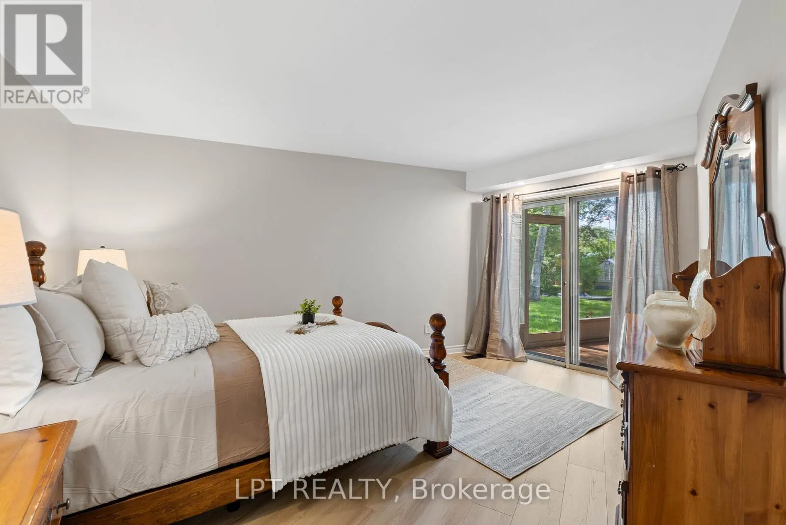 204 THE QUEENSWAY S