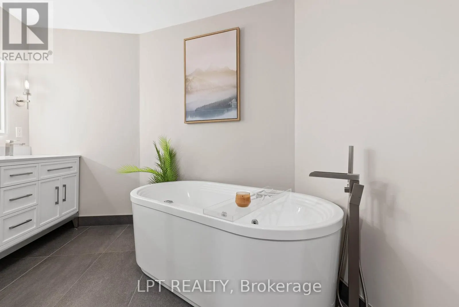 204 THE QUEENSWAY S