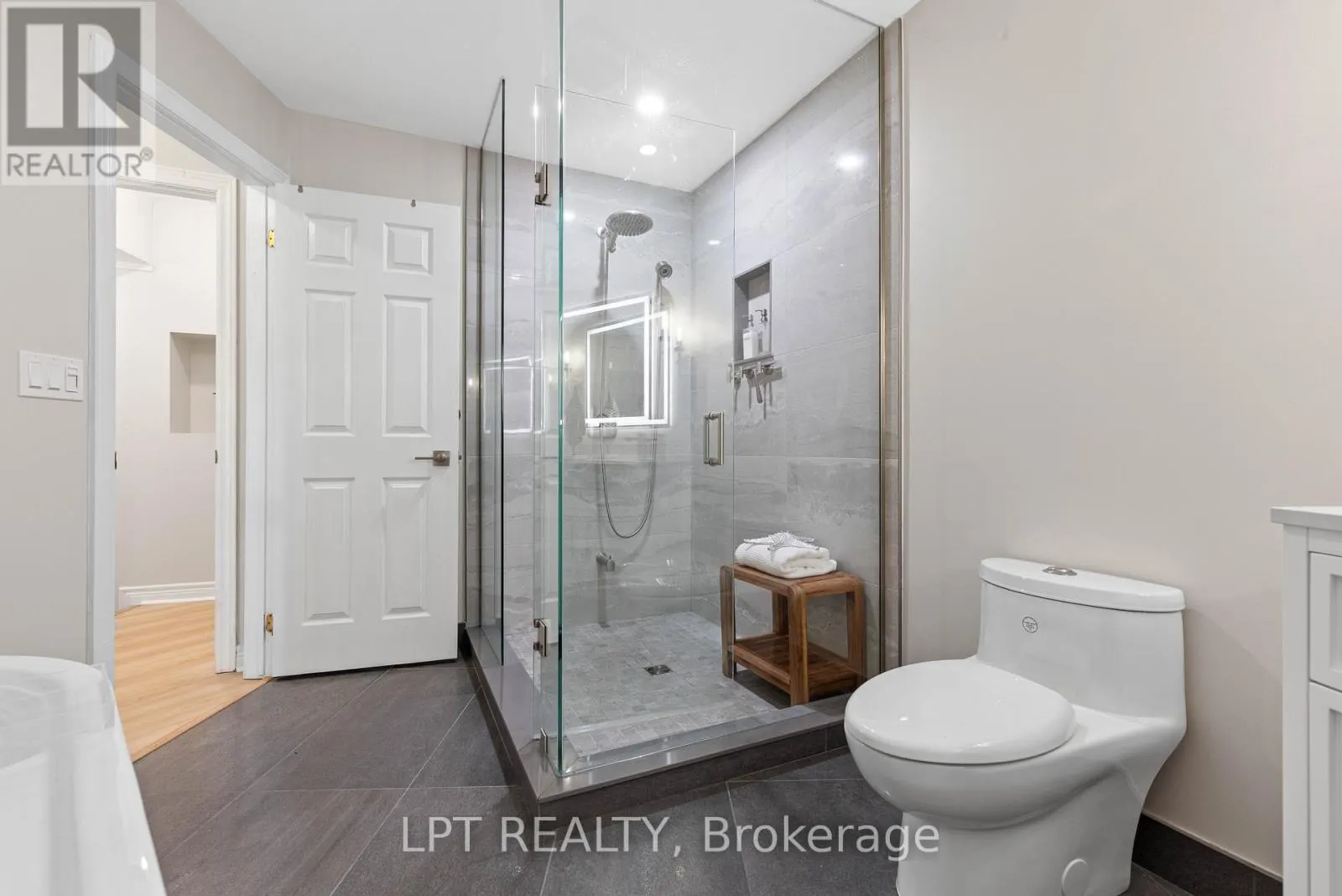204 THE QUEENSWAY S