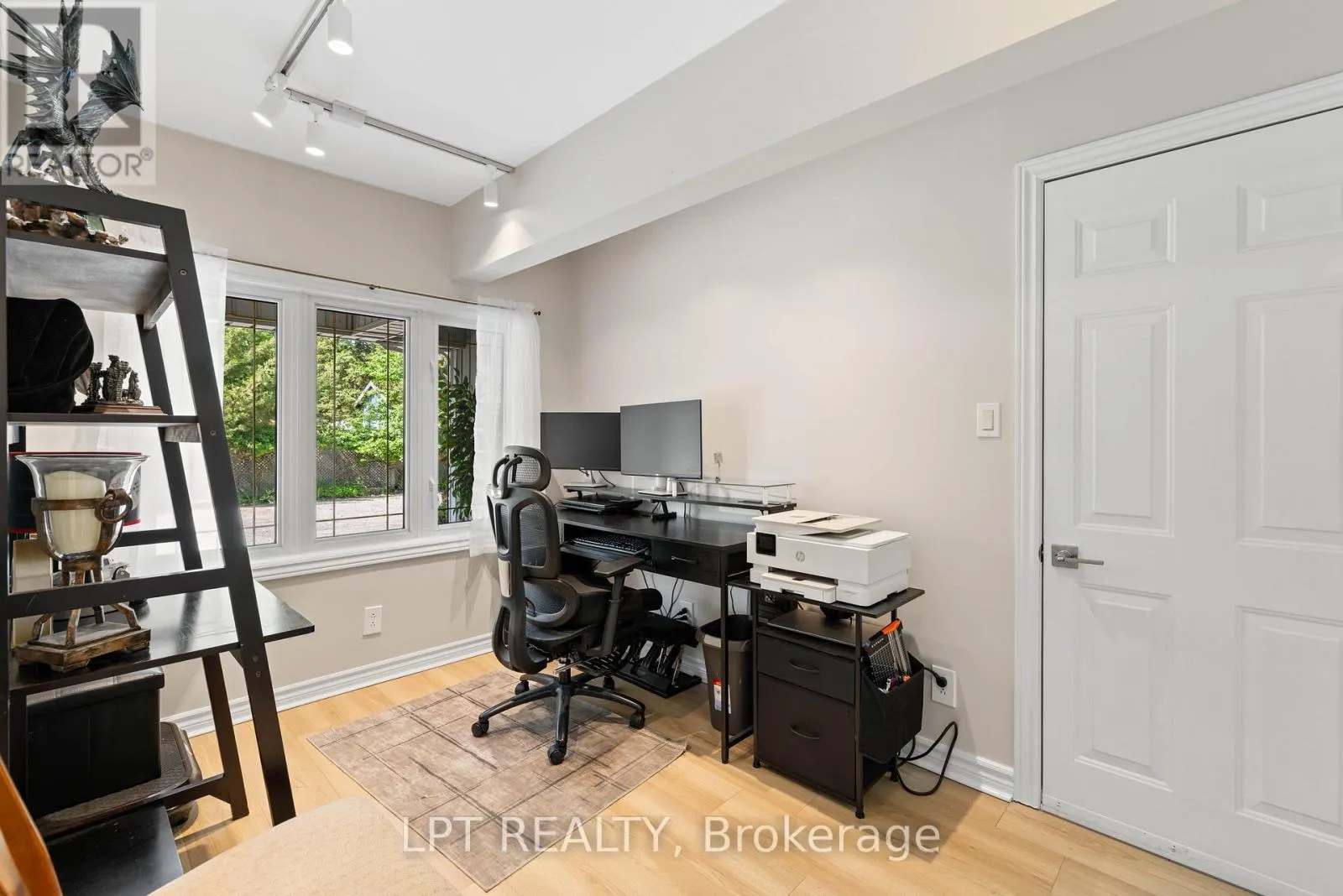 204 THE QUEENSWAY S