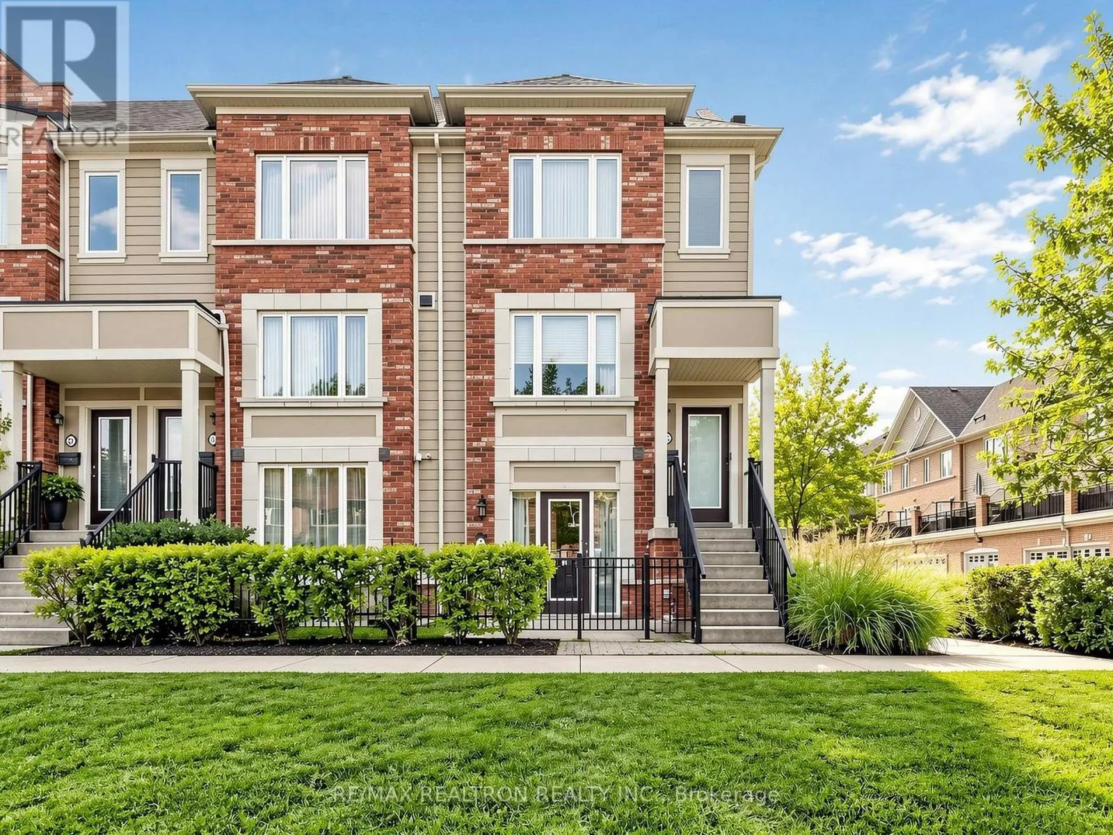 16 WALTER DOVE COURT