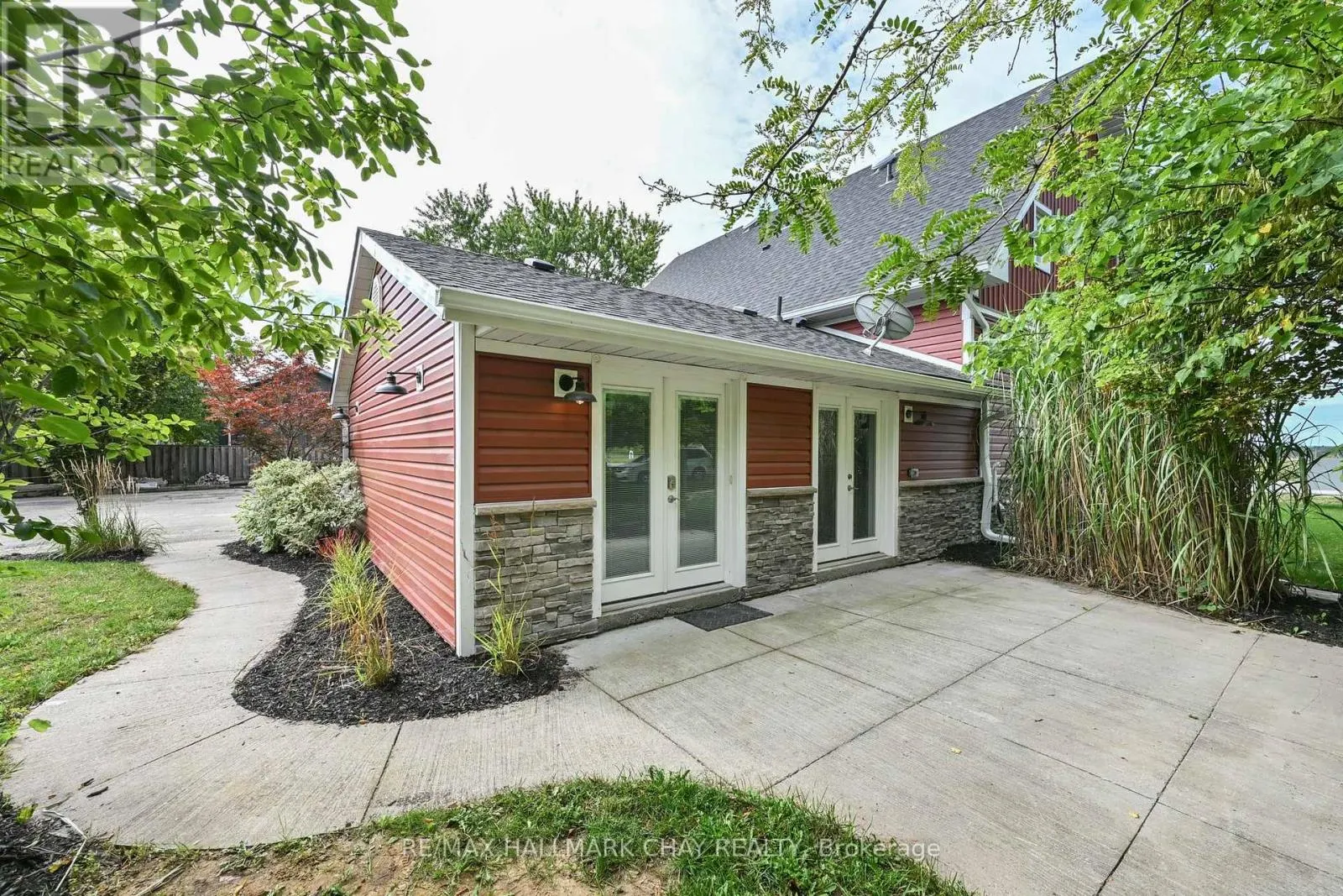 295 KING STREET N