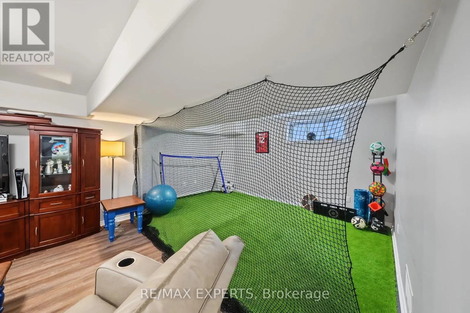 18 ARNOLD CRESCENT