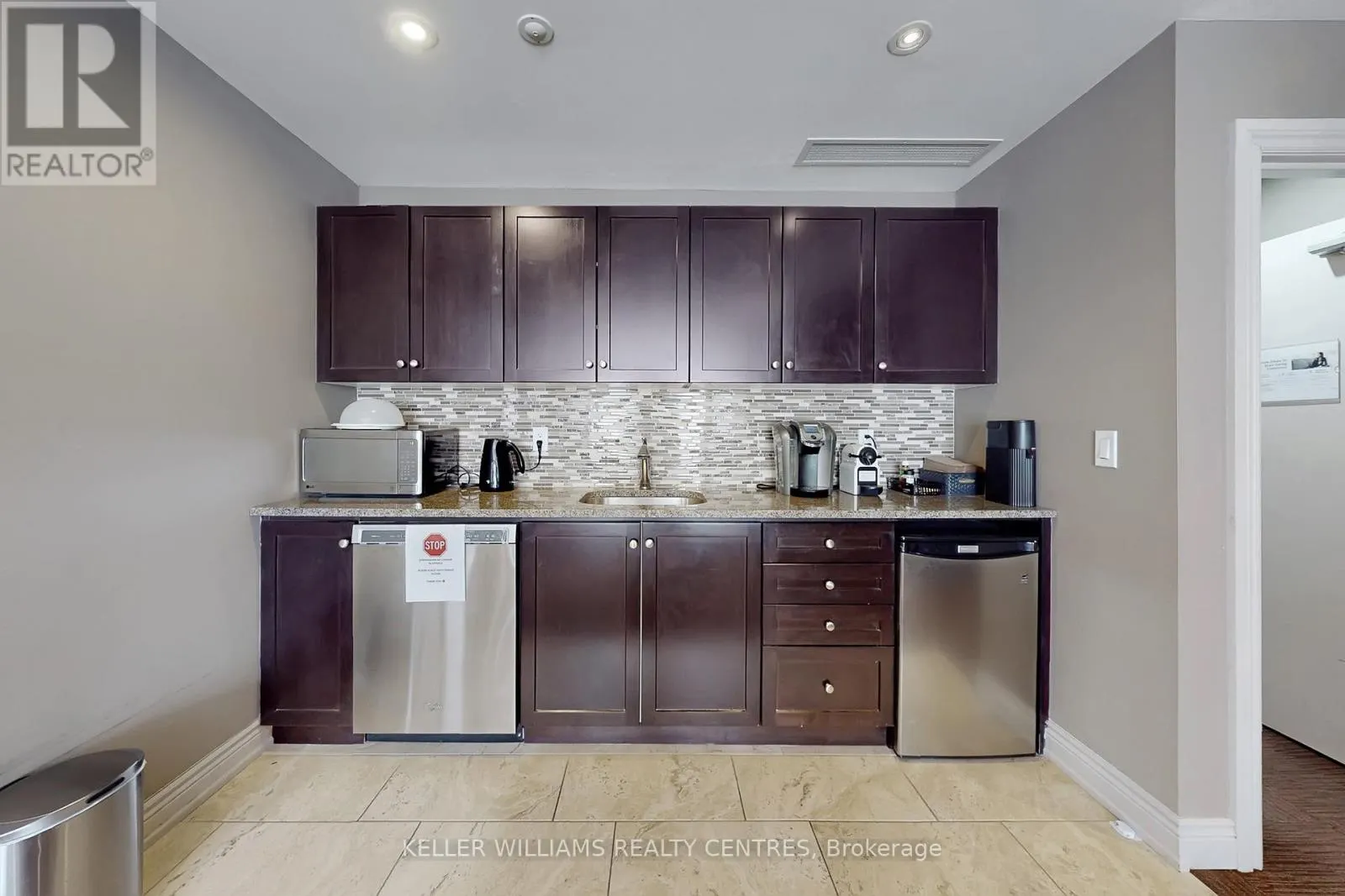 U4 - 117 WELLINGTON STREET E