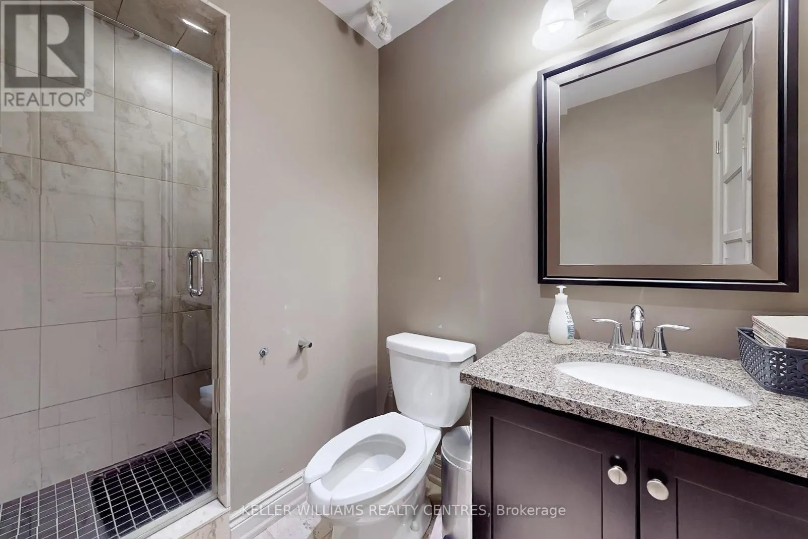U4 - 117 WELLINGTON STREET E