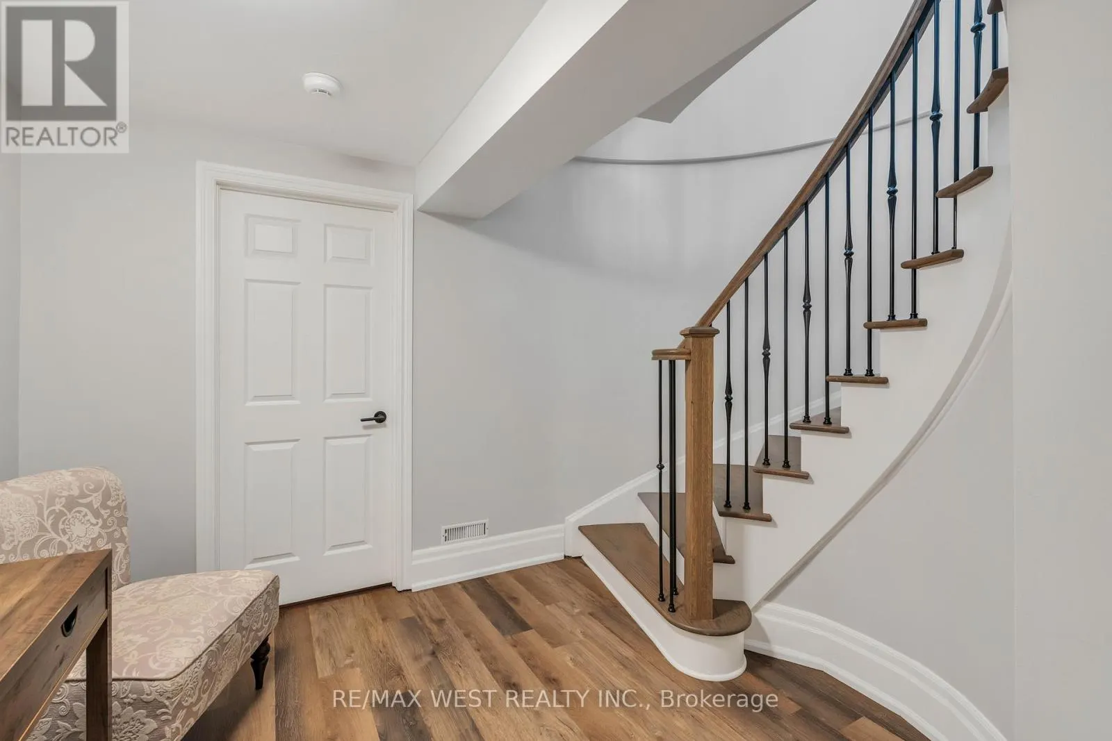 10 FARMCREST COURT