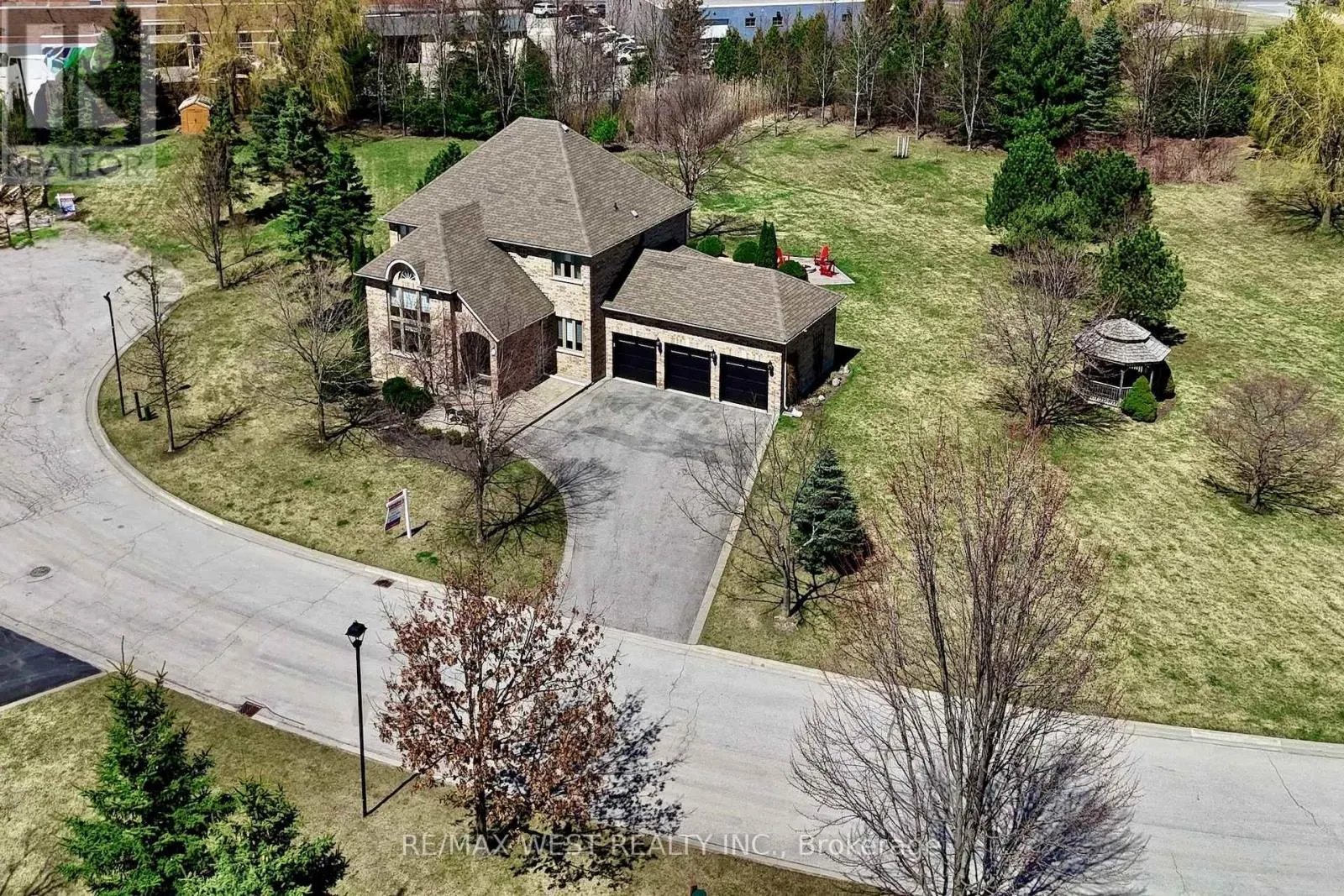 10 FARMCREST COURT