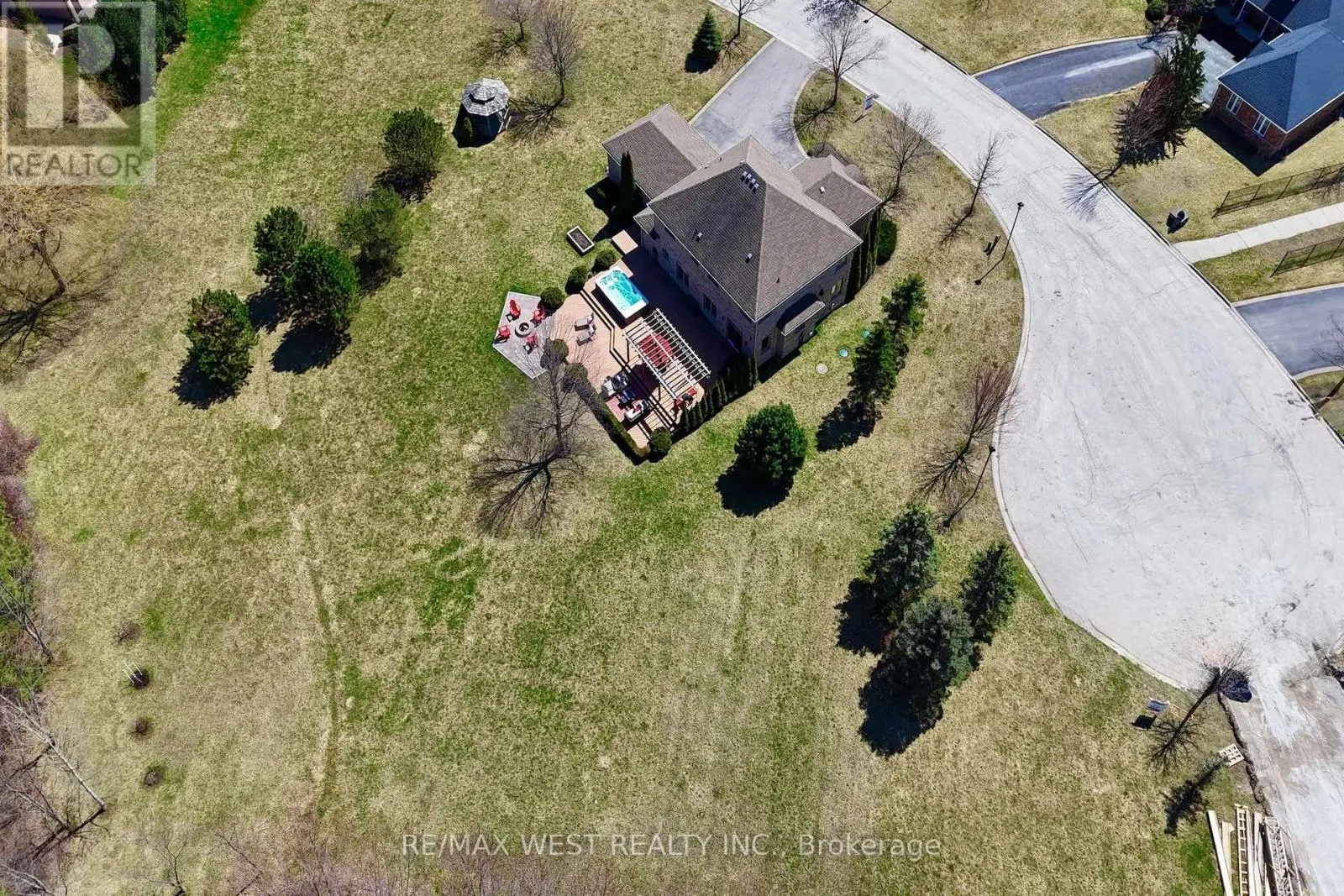 10 FARMCREST COURT
