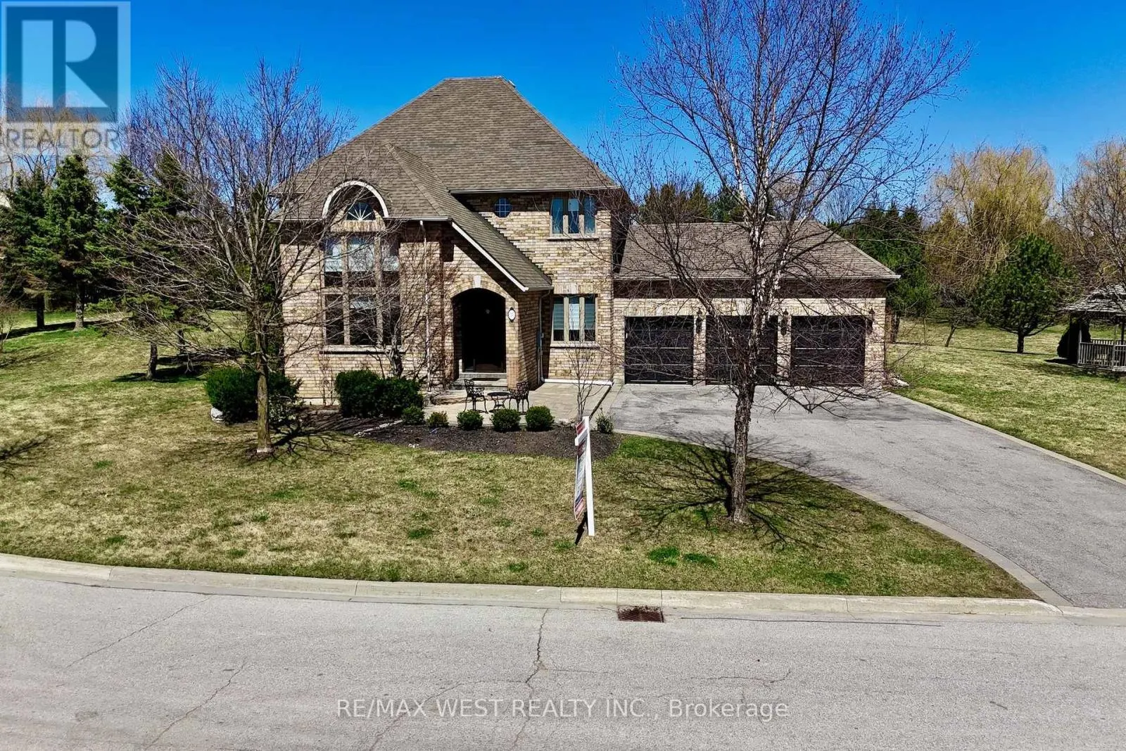 10 FARMCREST COURT