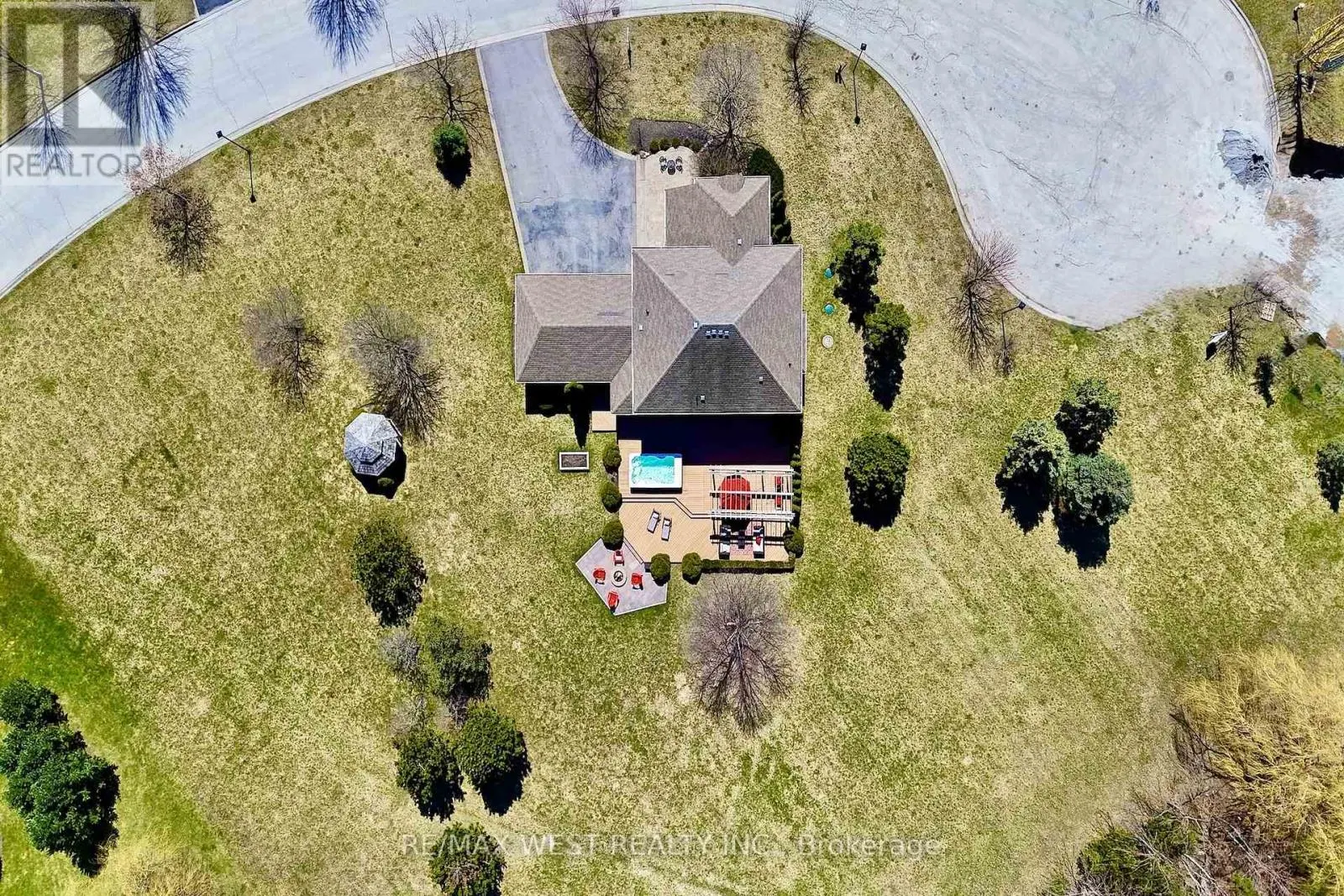 10 FARMCREST COURT