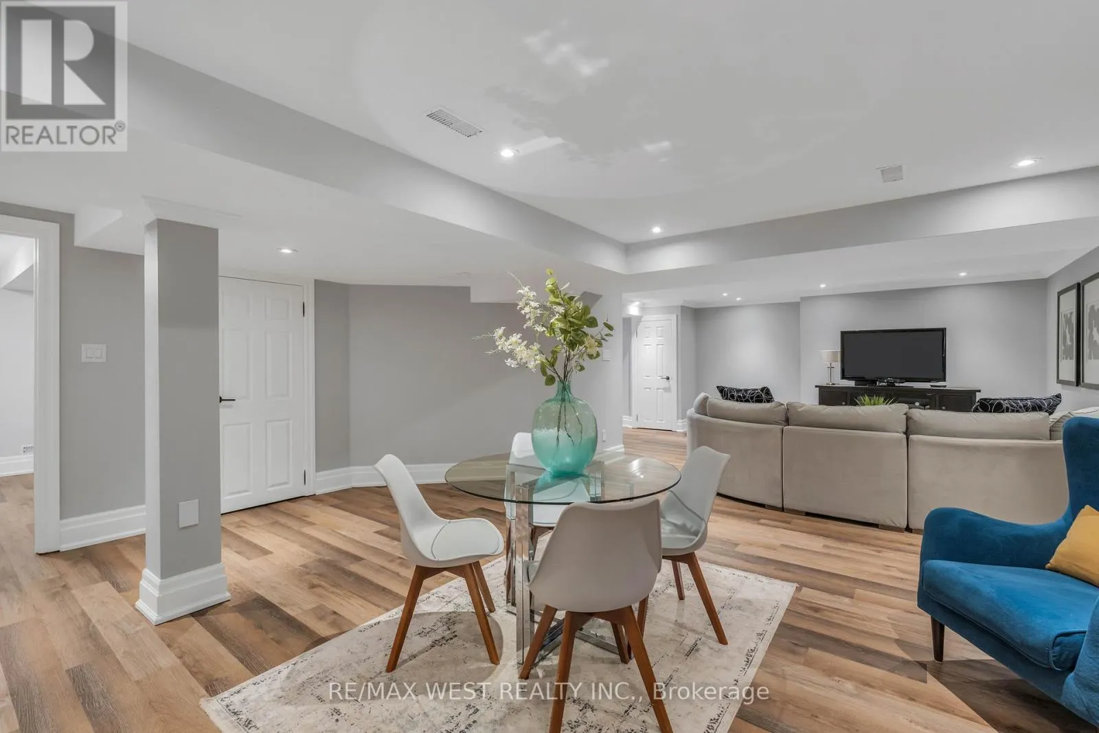 10 FARMCREST COURT