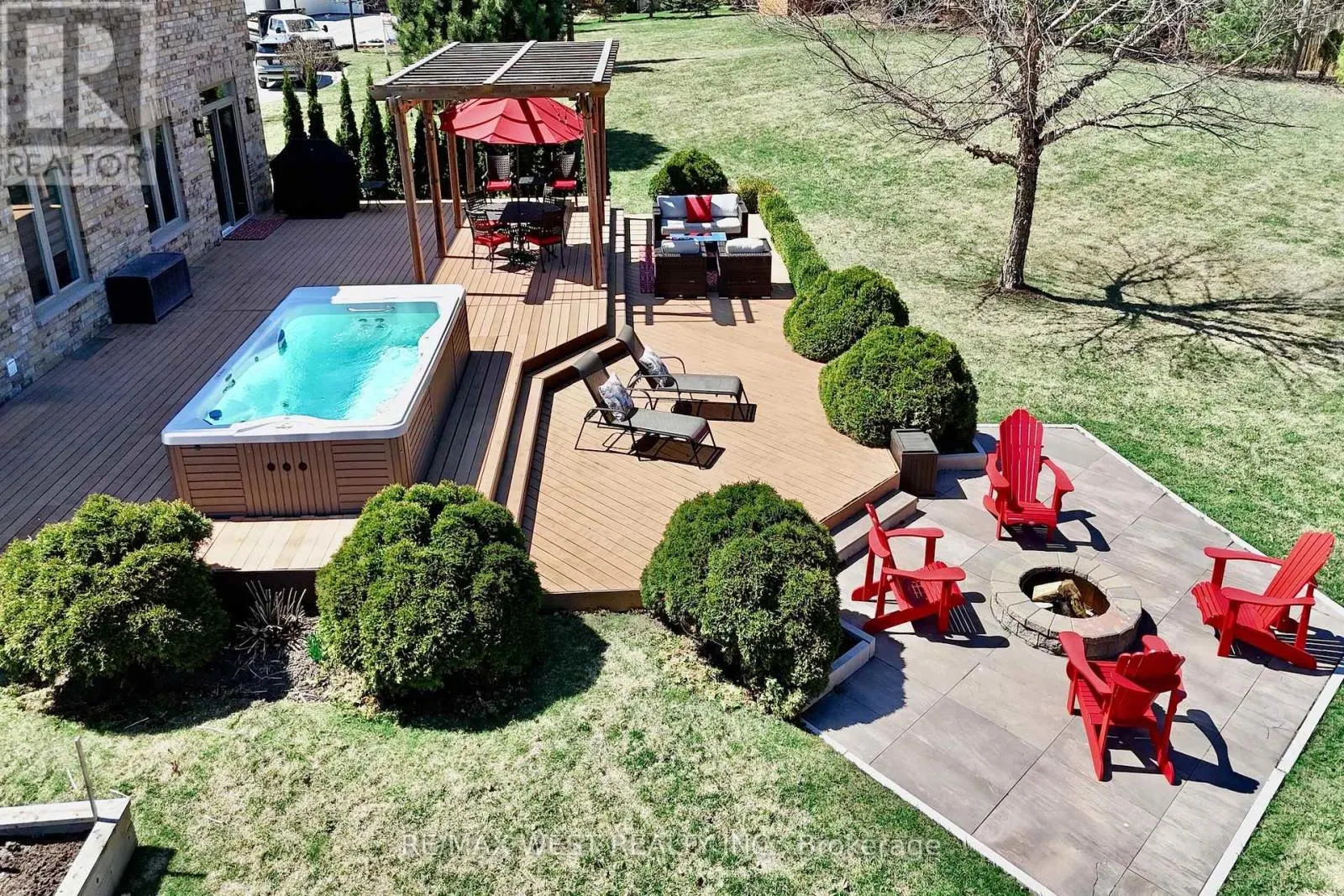 10 FARMCREST COURT