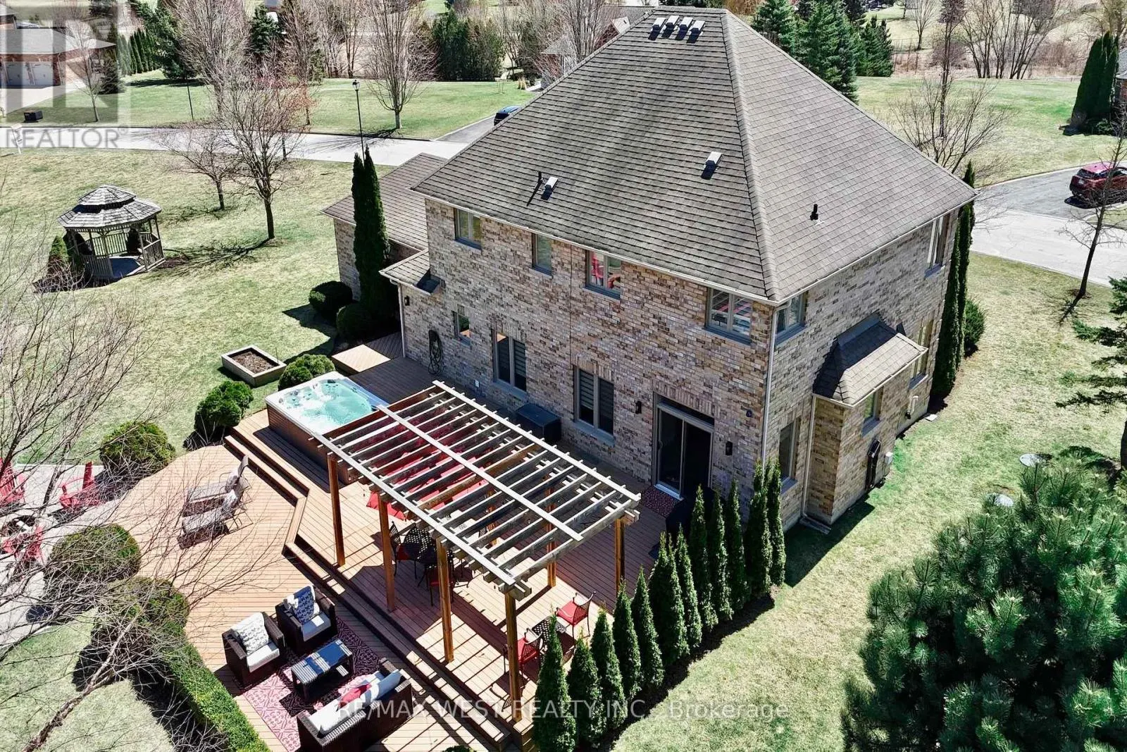 10 FARMCREST COURT