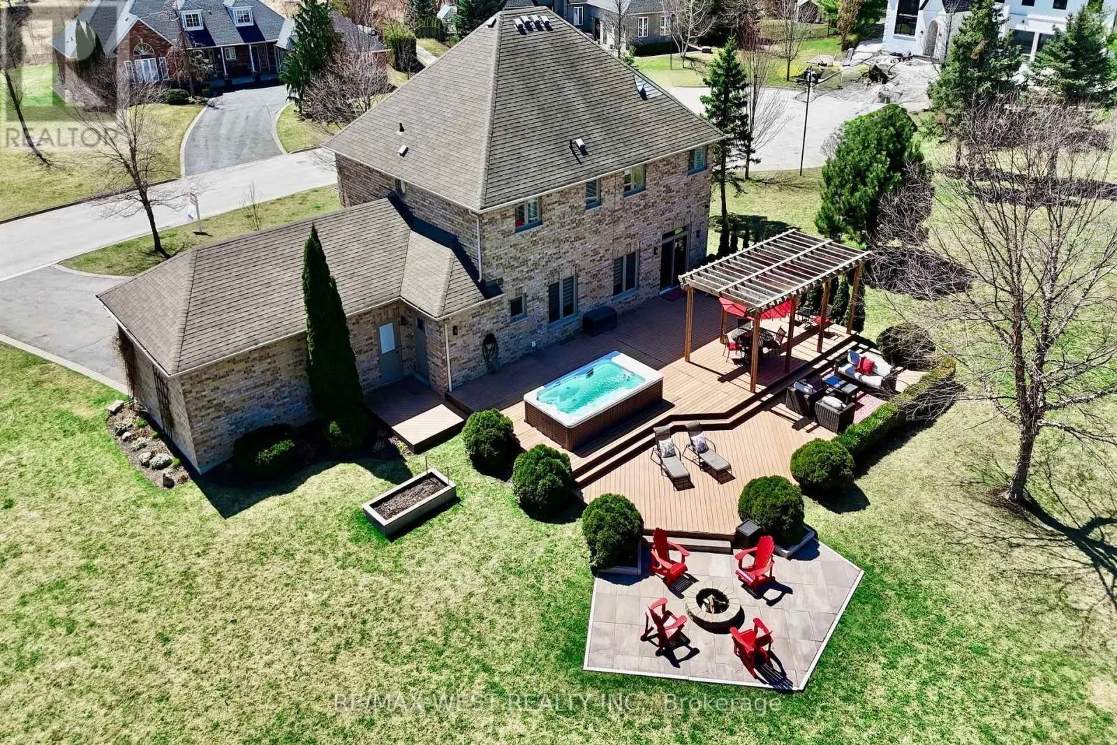 10 FARMCREST COURT