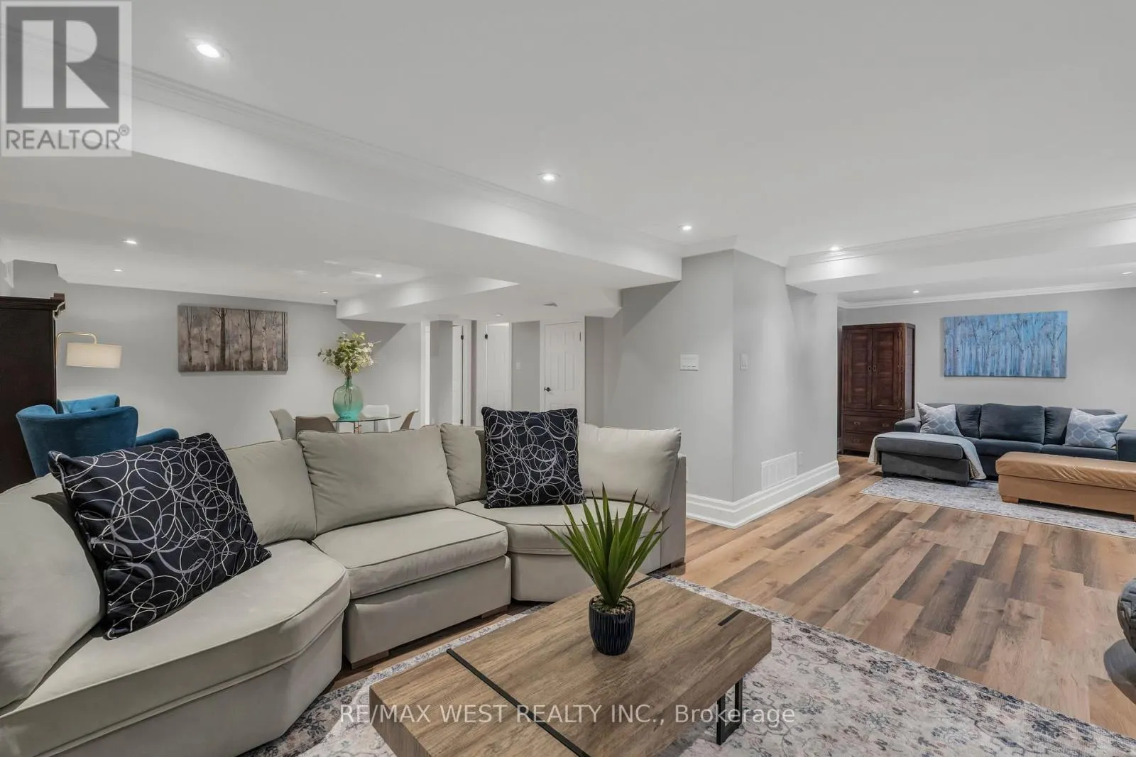 10 FARMCREST COURT