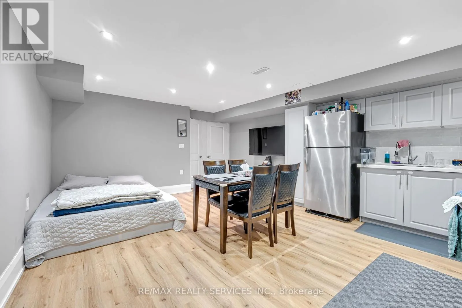 22 GIANT CEDARS COURT