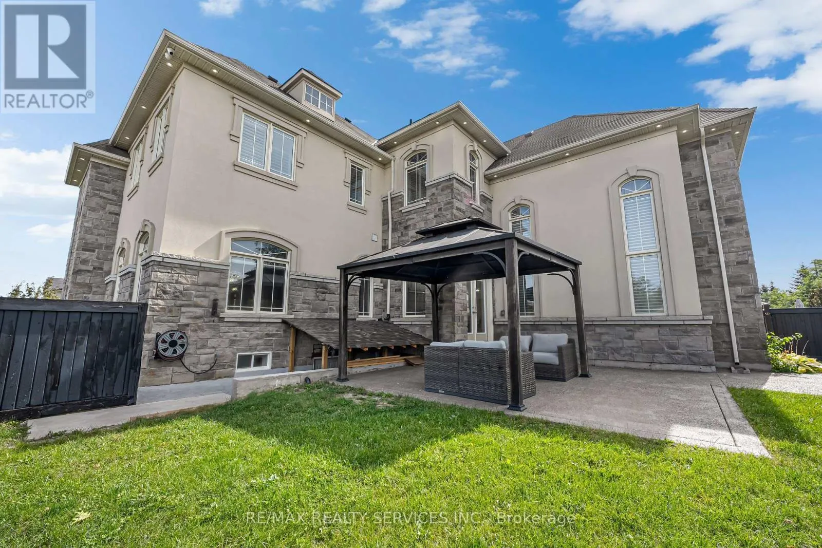 22 GIANT CEDARS COURT