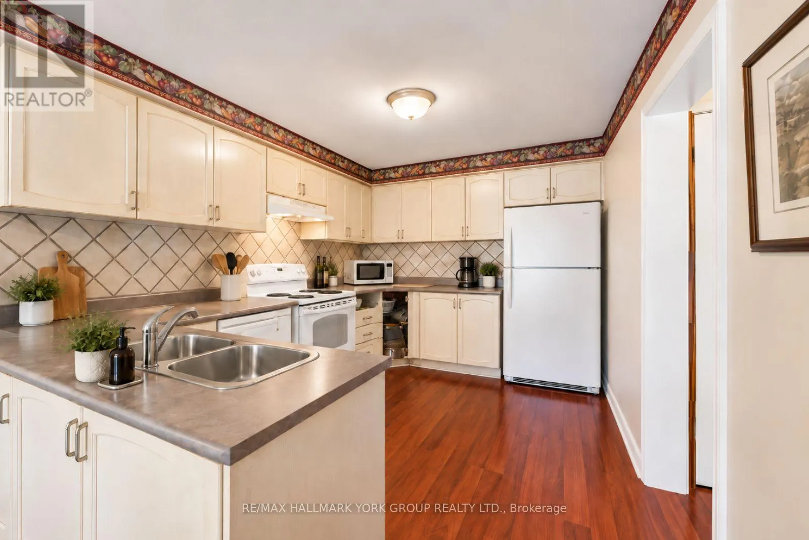 537 WALPOLE CRESCENT