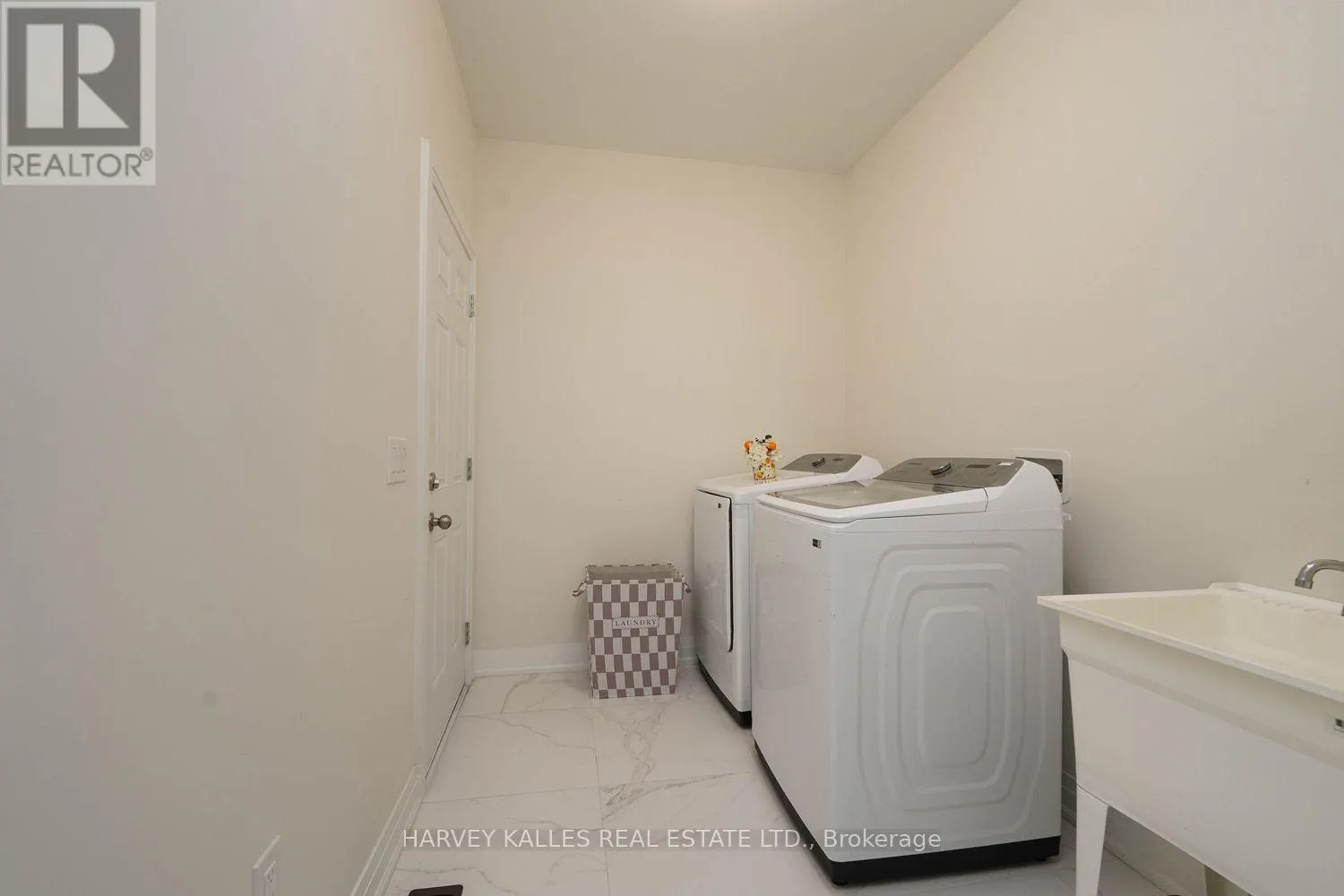 MAIN FLOOR - 253 SEAVIEW HEIGHTS