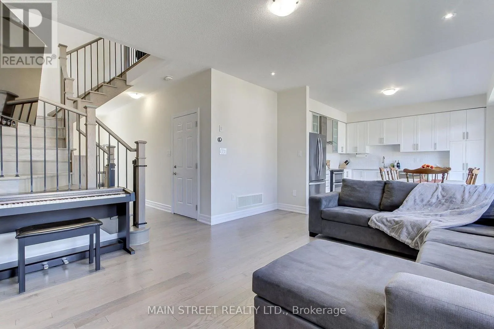 90 KINGKNOLL CRESCENT