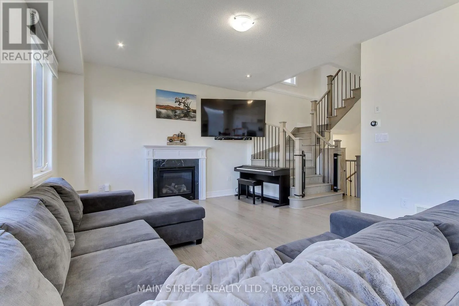 90 KINGKNOLL CRESCENT