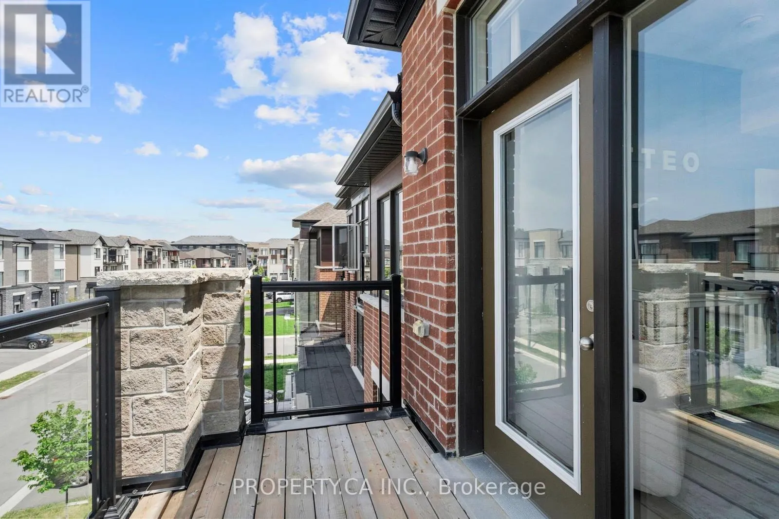 556 NEW ENGLAND COURT