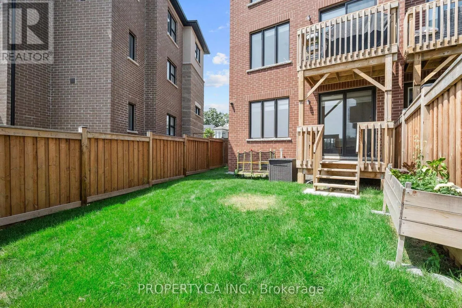 556 NEW ENGLAND COURT