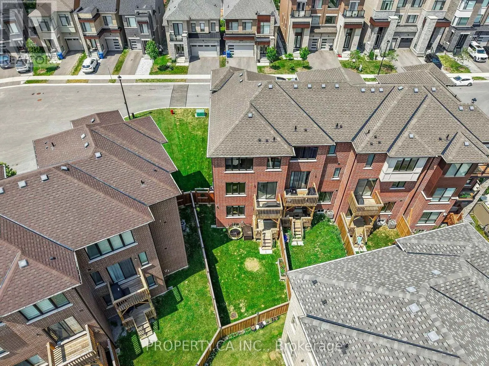 556 NEW ENGLAND COURT